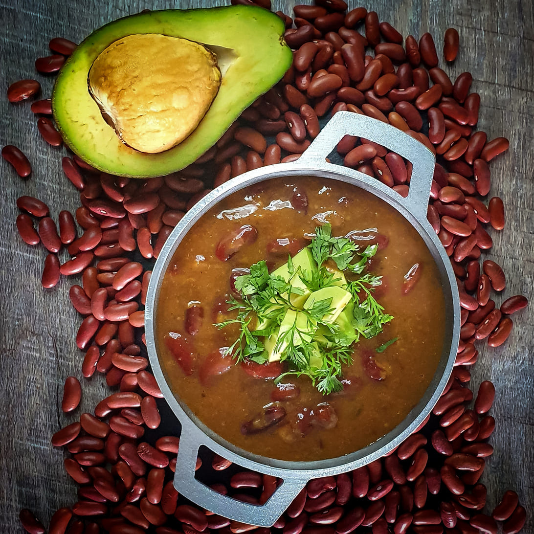 Frijoles rojos al estilo criollo con aguacate – Gabo Grimaldo